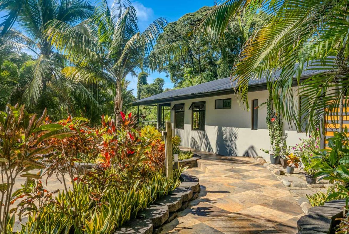 HOUSE WITH WATERFALL ACCESS AND PRIVACY CLOSE TO UVITA AND OJOCHAL – 3.8 ACRES