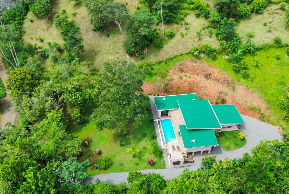 LUXURY 3 BEDROOM HOME WITH LUSH GARDEN , TREES AND PRIVACY – 0.98 ACRES