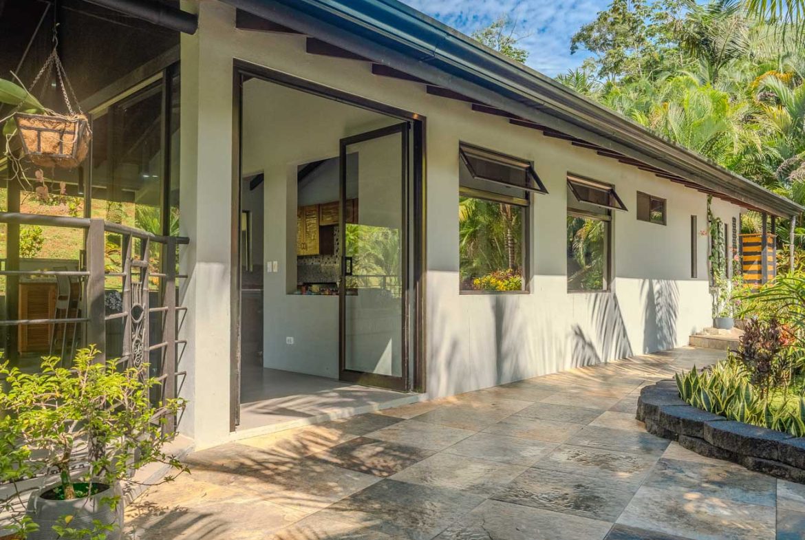HOUSE WITH WATERFALL ACCESS AND PRIVACY CLOSE TO UVITA AND OJOCHAL – 3.8 ACRES