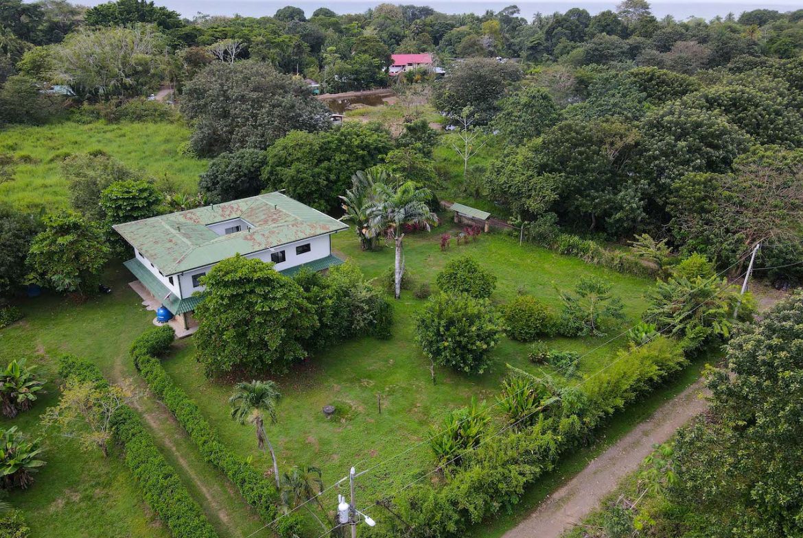 HOME AND APARTMENT WALKING DISTANCE TO THE BEACH – 1.3 ACRES, Uvita, Costa Rica — photo 2