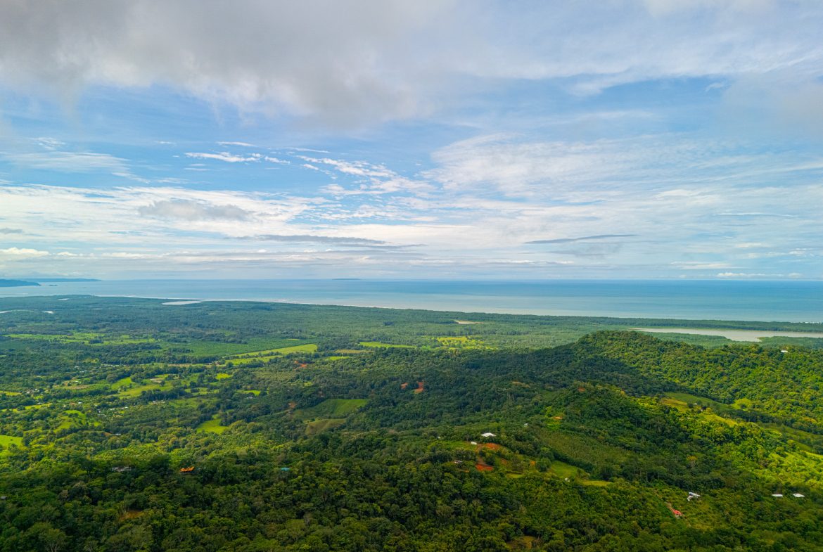OCEAN VIEW COMTEMPORARY 2-BEDROOM HOME IN GATED COMMUNITY – 2.94 ACRES, Uvita, Costa Rica — photo 2