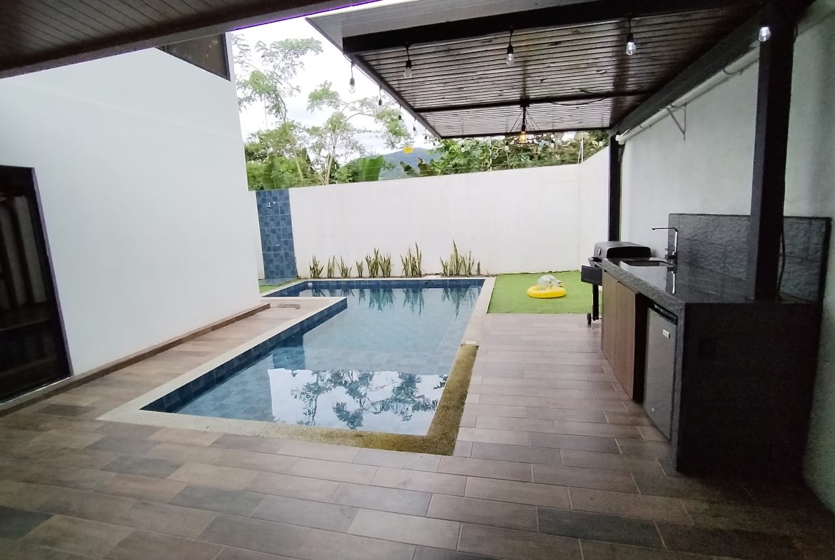 TWO-STORY 3-BEDROOM COMTEMPORARY HOME CLOSE TO THE WHALE TAIL