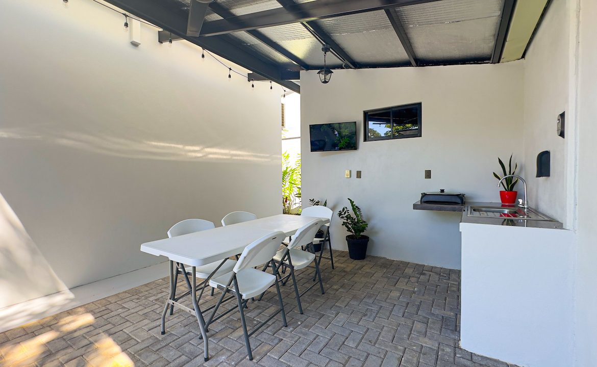 1 BEDROOM HOME WITH POOL AND ROOM TO EXPAND
