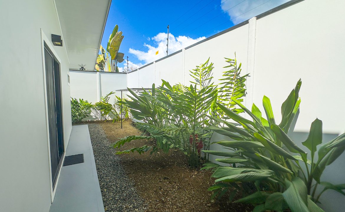 1 BEDROOM HOME WITH POOL AND ROOM TO EXPAND