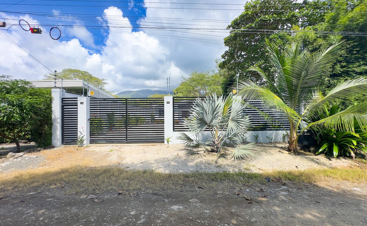 1 BEDROOM HOME WITH POOL AND ROOM TO EXPAND