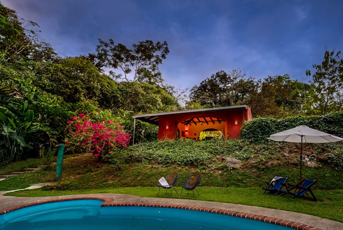 Boutique Lodge Retreat Walking Distance to Uvita River