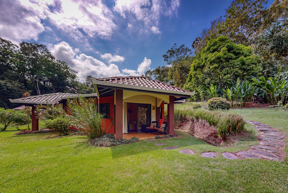 Boutique Lodge Retreat Walking Distance to Uvita River
