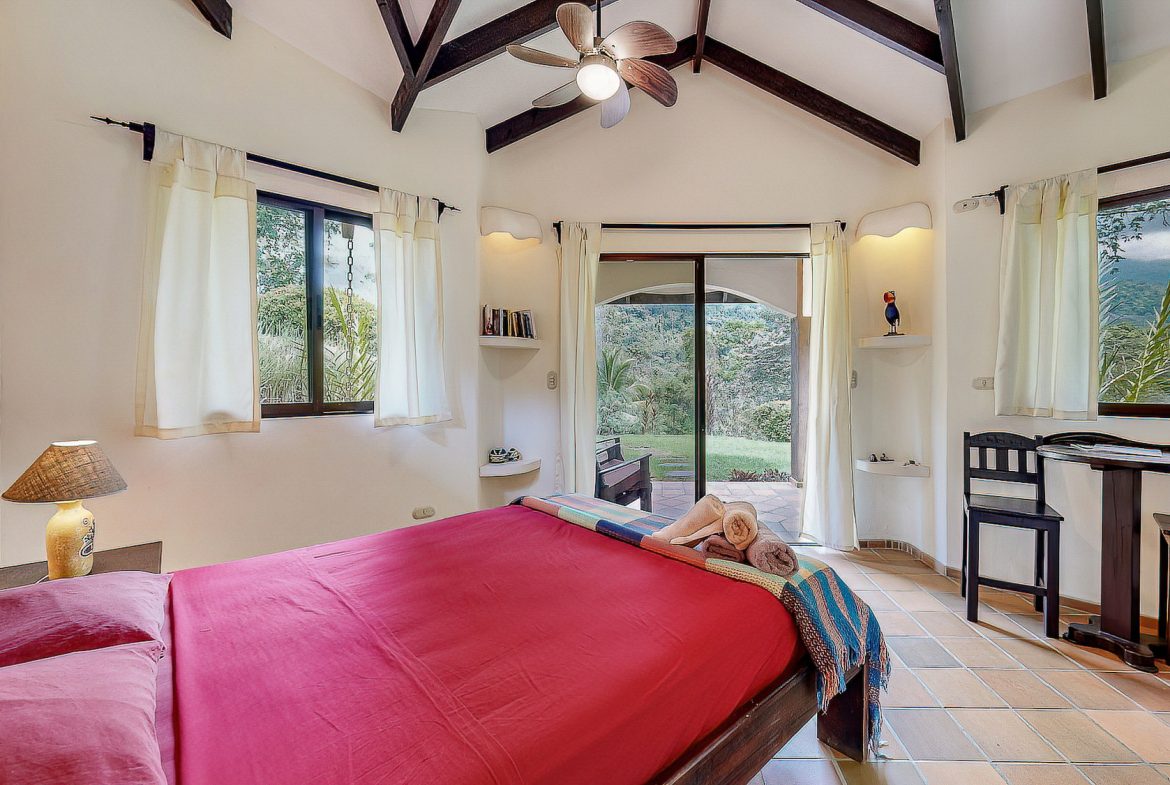 Boutique Lodge Retreat Walking Distance to Uvita River
