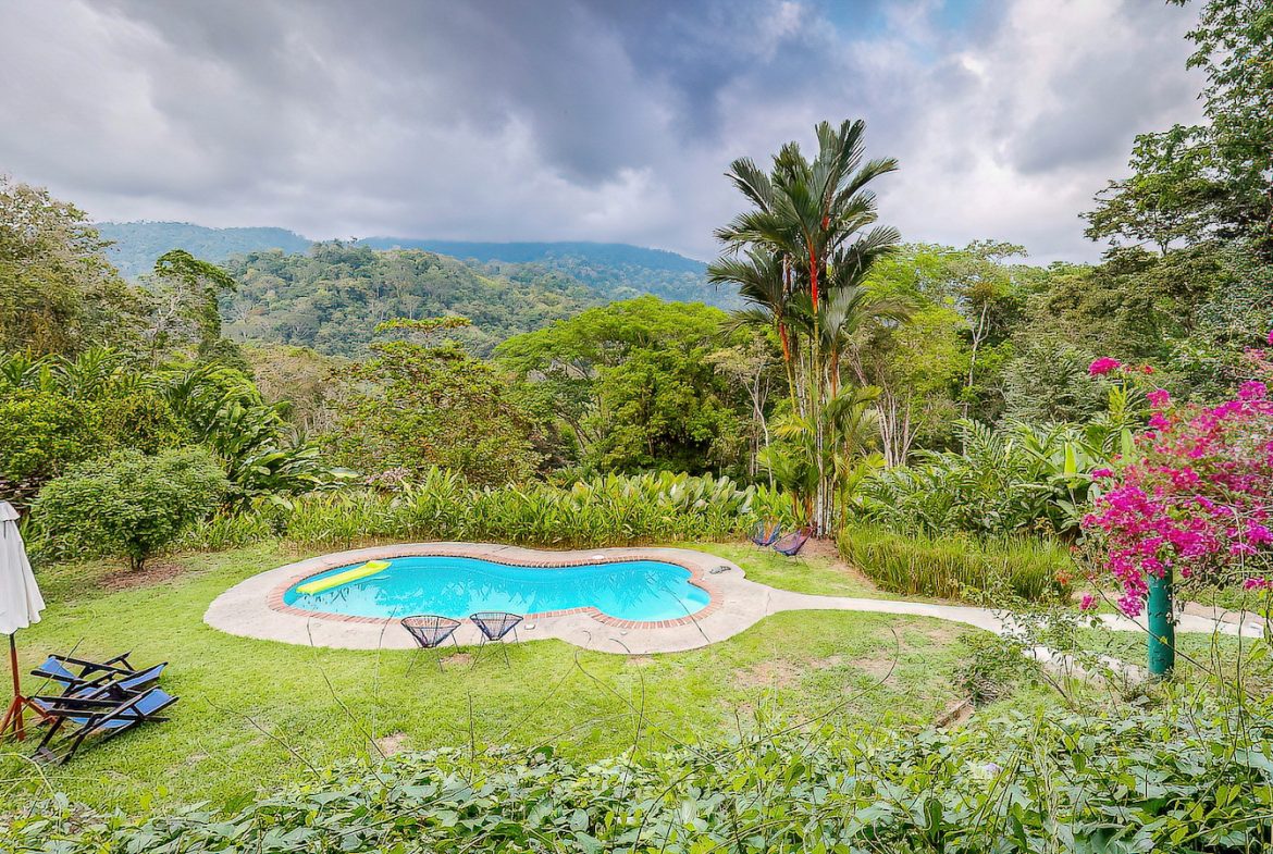 Boutique Lodge Retreat Walking Distance to Uvita River