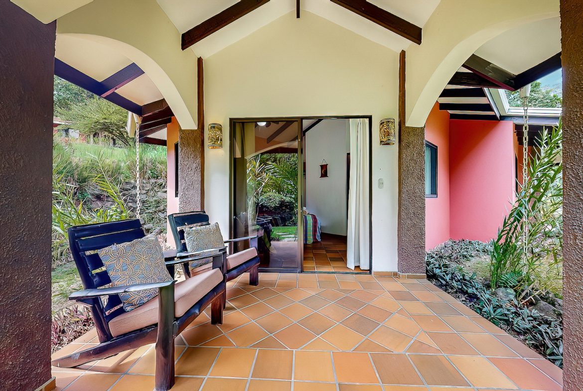 Boutique Lodge Retreat Walking Distance to Uvita River