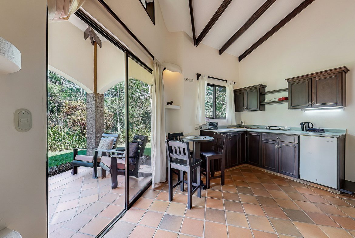 Boutique Lodge Retreat Walking Distance to Uvita River