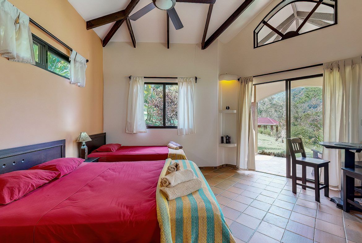 Boutique Lodge Retreat Walking Distance to Uvita River