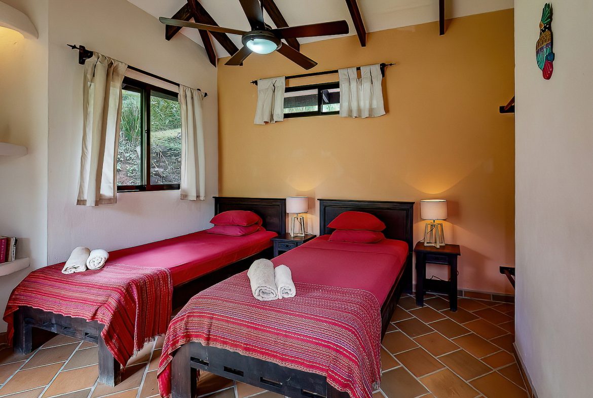 Boutique Lodge Retreat Walking Distance to Uvita River