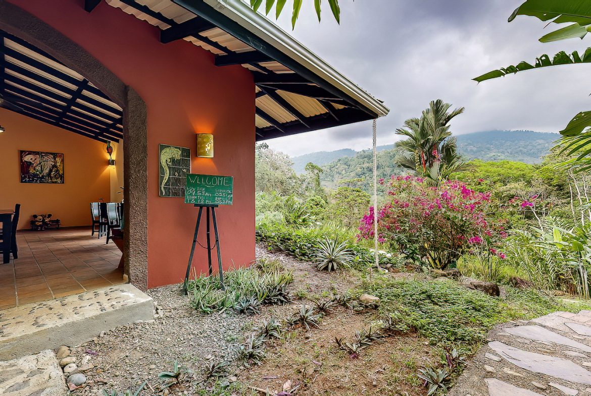 Boutique Lodge Retreat Walking Distance to Uvita River
