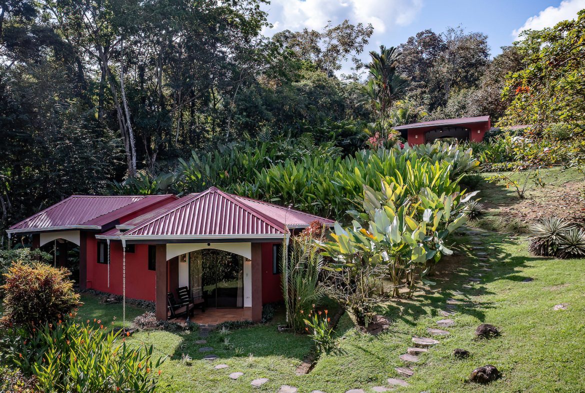 Boutique Lodge Retreat Walking Distance to Uvita River
