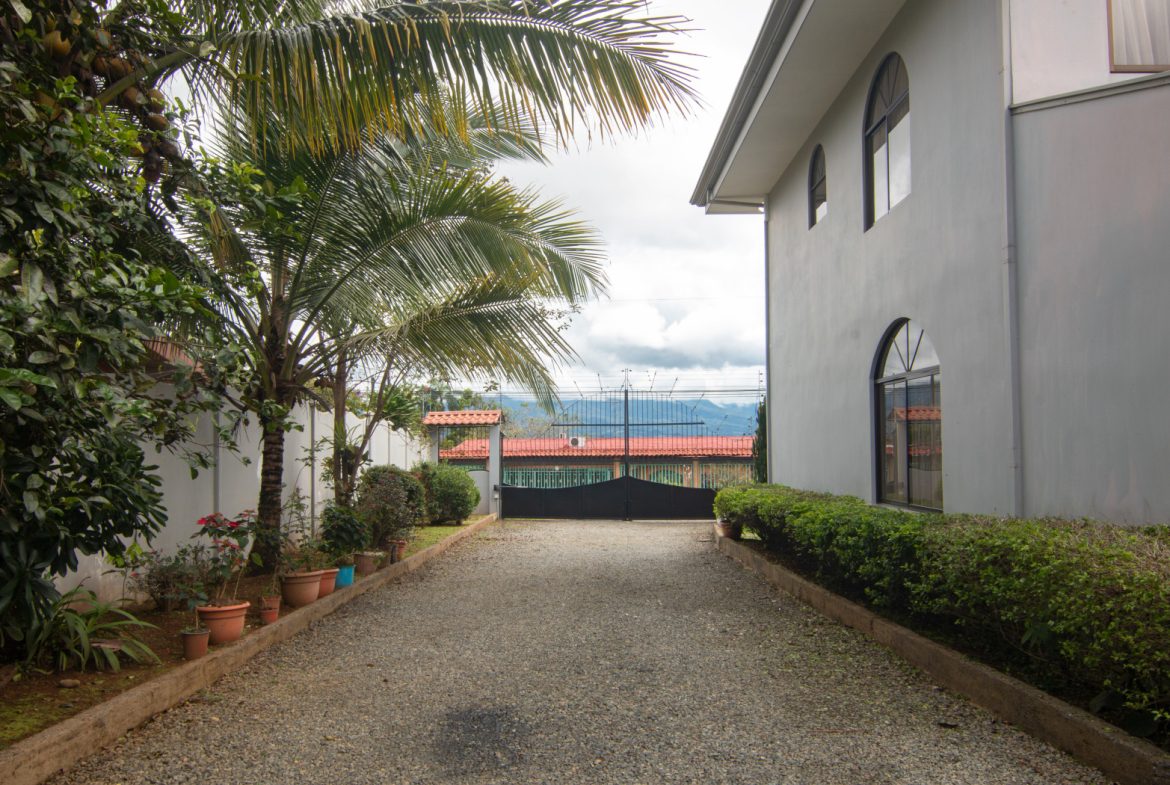 SPACIOUS TWO-STORY HOME WITH MOUNTAIN VIEWS, OUTDOOR LIVING, AND GREENHOUSE – 0.25 ACRES, Uvita, Costa Rica — photo 8