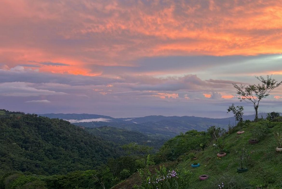 VILLA FONSECA – MOUNTAIN RETREAT WITH STUNNING VIEWS, RUSTIC CABINS & FRUIT ORCHARD – 7.85 ACRES