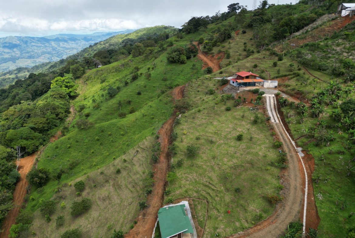 VILLA FONSECA – MOUNTAIN RETREAT WITH STUNNING VIEWS, RUSTIC CABINS & FRUIT ORCHARD – 7.85 ACRES