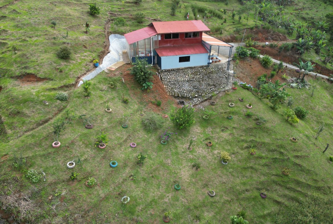 VILLA FONSECA – MOUNTAIN RETREAT WITH STUNNING VIEWS, RUSTIC CABINS & FRUIT ORCHARD – 7.85 ACRES
