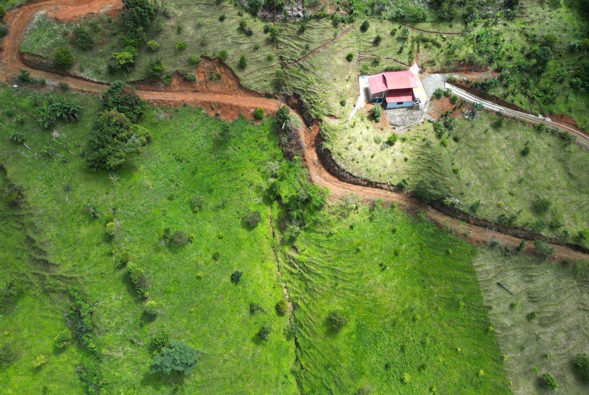 VILLA FONSECA – MOUNTAIN RETREAT WITH STUNNING VIEWS, RUSTIC CABINS & FRUIT ORCHARD – 7.85 ACRES