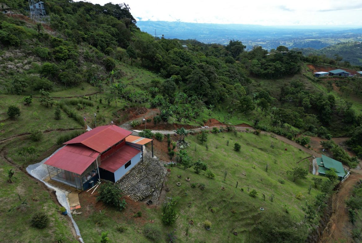 VILLA FONSECA – MOUNTAIN RETREAT WITH STUNNING VIEWS, RUSTIC CABINS & FRUIT ORCHARD – 7.85 ACRES