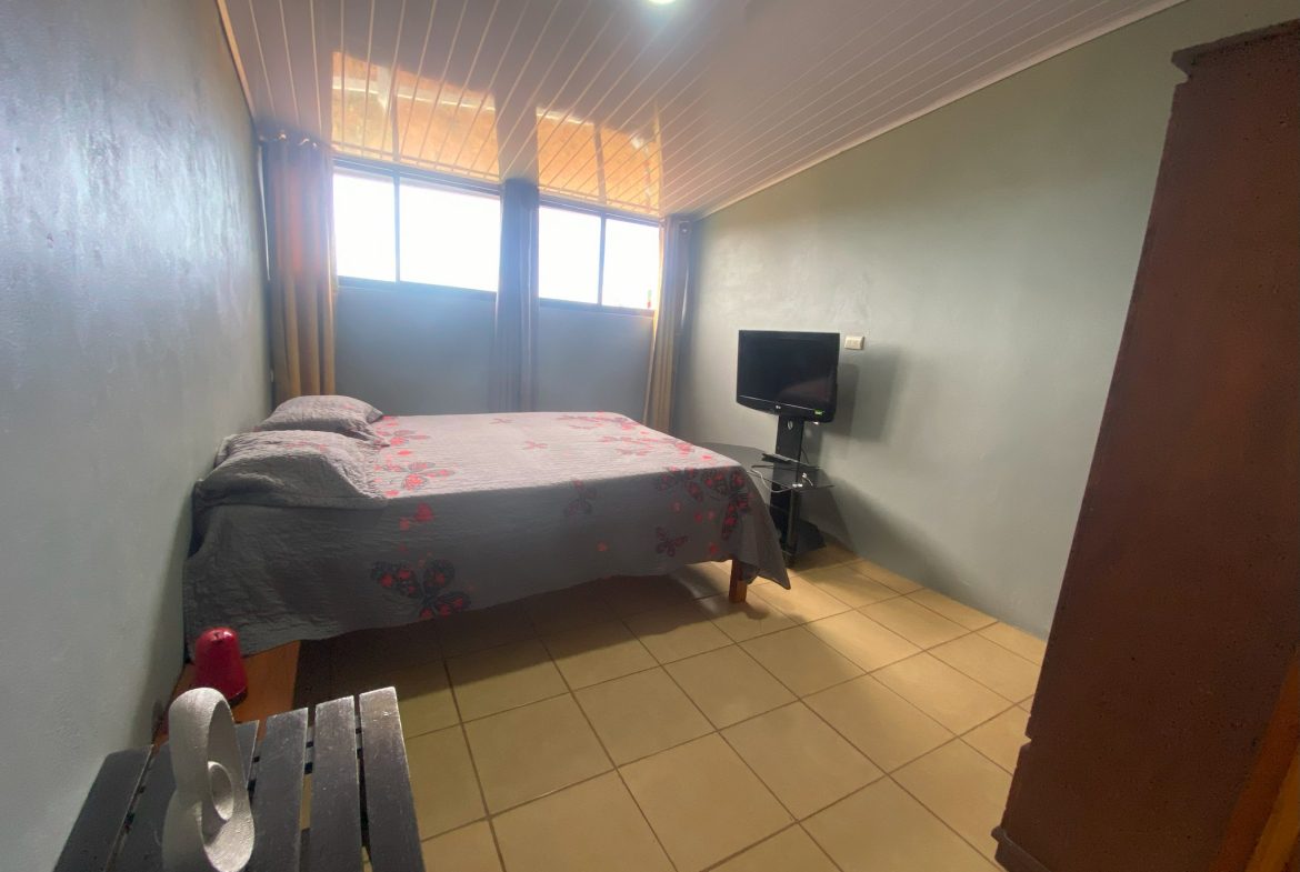 VILLA FONSECA – MOUNTAIN RETREAT WITH STUNNING VIEWS, RUSTIC CABINS & FRUIT ORCHARD – 7.85 ACRES