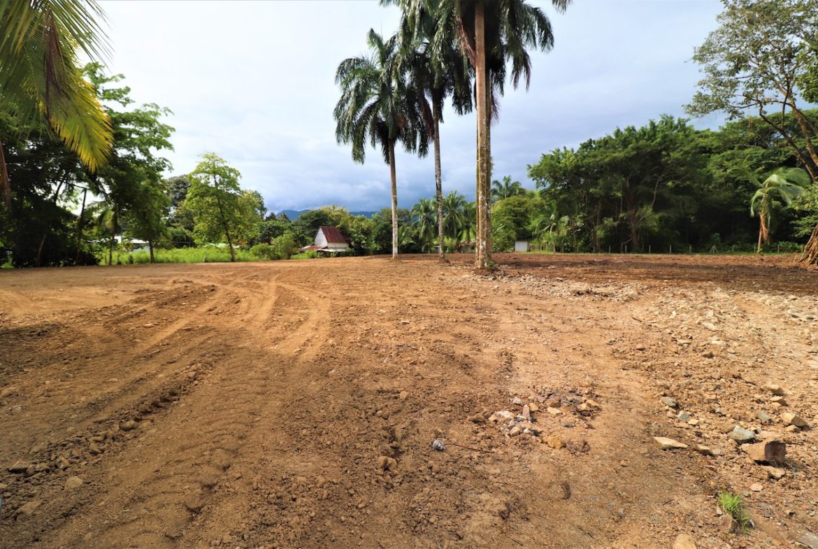 COMMERCIAL AND RESIDENCIAL LOT WALKING DISTANCE TO THE BEACH – 1.23 ACRES