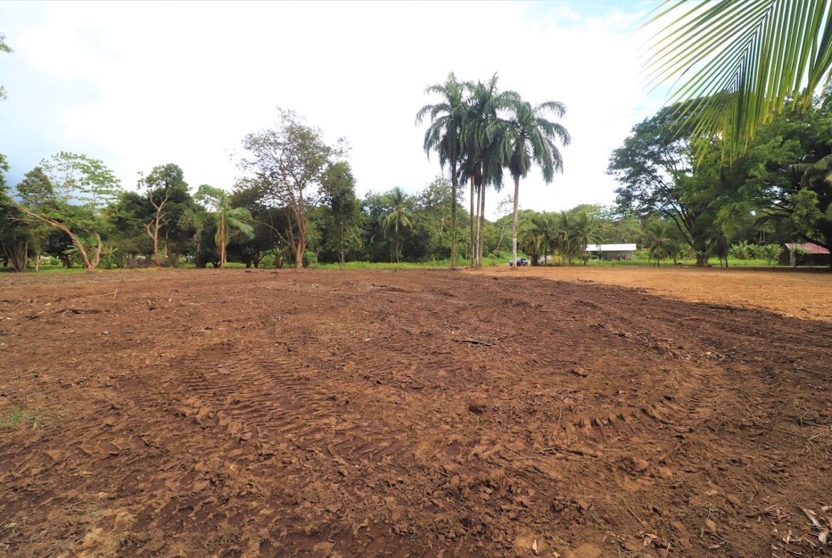 COMMERCIAL AND RESIDENCIAL LOT WALKING DISTANCE TO THE BEACH – 1.23 ACRES