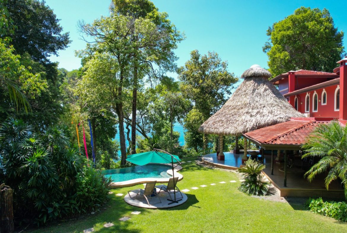 BEACHFRONT COLONIAL ESTATE IN ESCALERAS