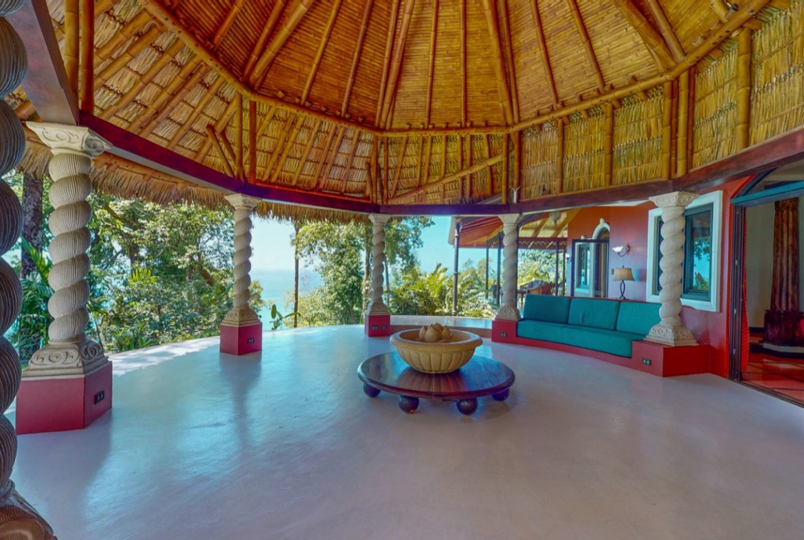 BEACHFRONT COLONIAL ESTATE IN ESCALERAS