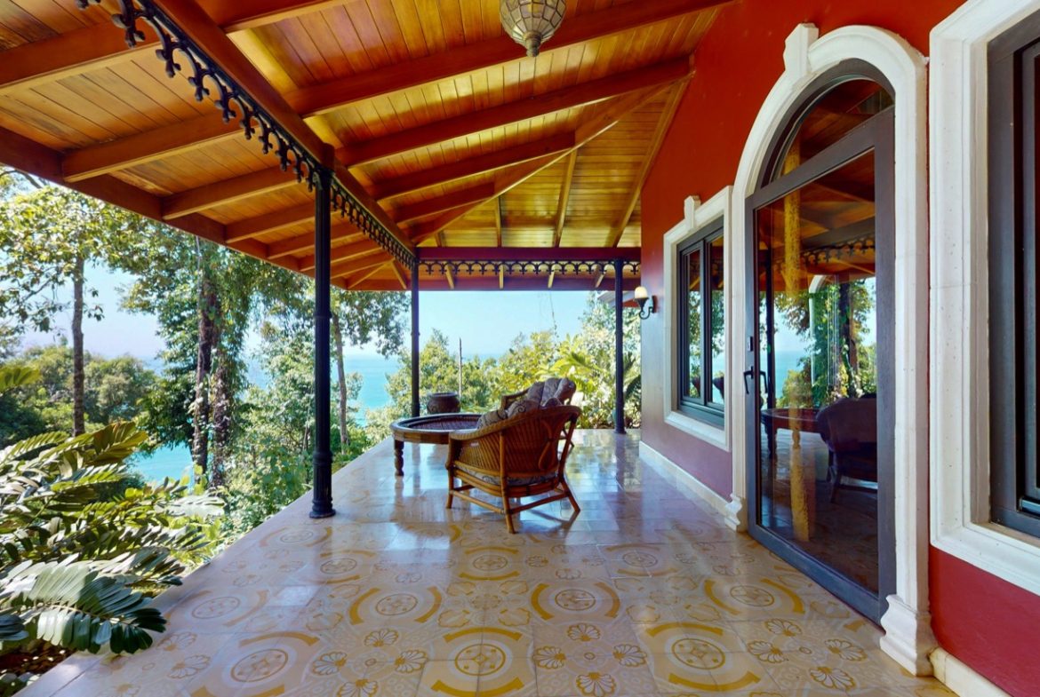 BEACHFRONT COLONIAL ESTATE IN ESCALERAS