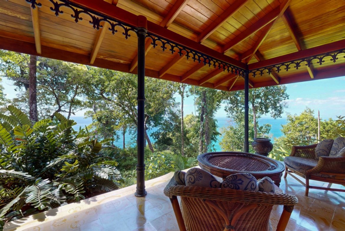 BEACHFRONT COLONIAL ESTATE IN ESCALERAS