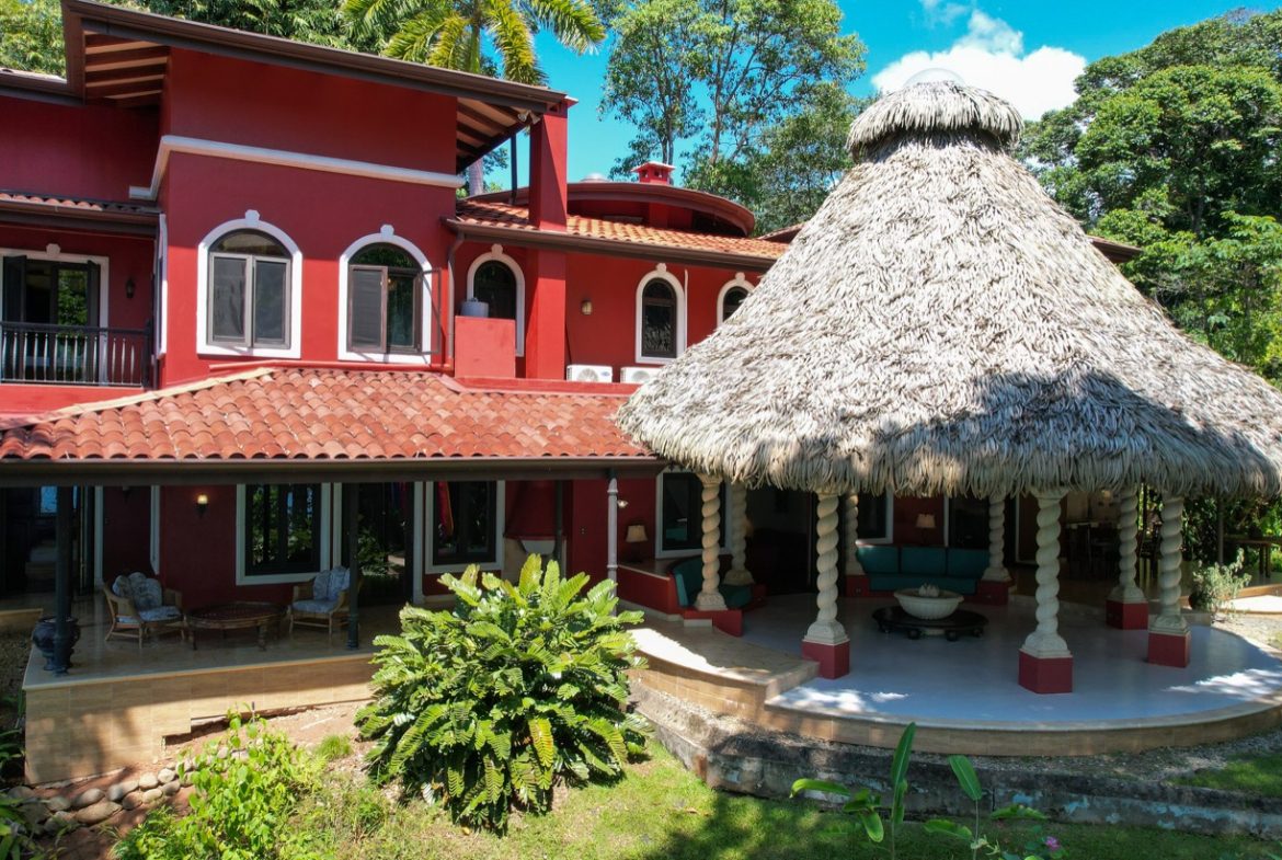 BEACHFRONT COLONIAL ESTATE IN ESCALERAS