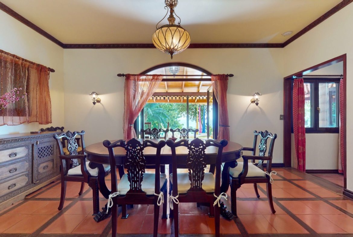 BEACHFRONT COLONIAL ESTATE IN ESCALERAS