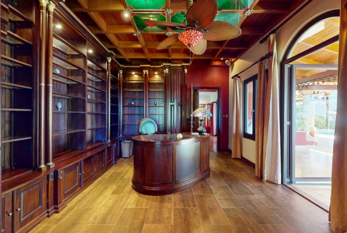 BEACHFRONT COLONIAL ESTATE IN ESCALERAS