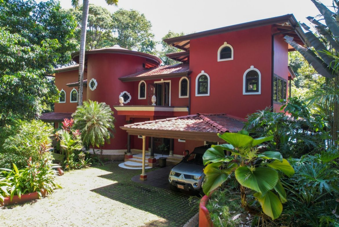 BEACHFRONT COLONIAL ESTATE IN ESCALERAS