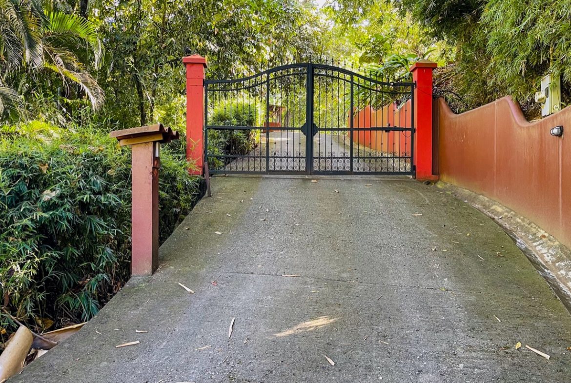 BEACHFRONT COLONIAL ESTATE IN ESCALERAS