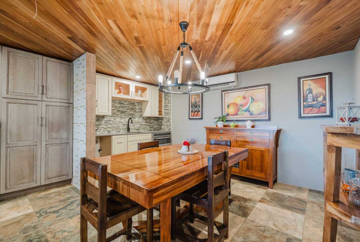8 BEDROOM MULTI-FAMILY ESTATE IN QUEPOS