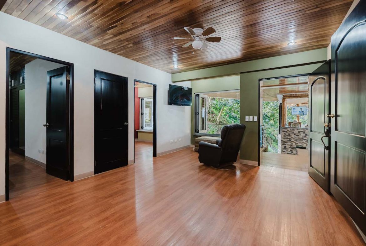8 BEDROOM MULTI-FAMILY ESTATE IN QUEPOS