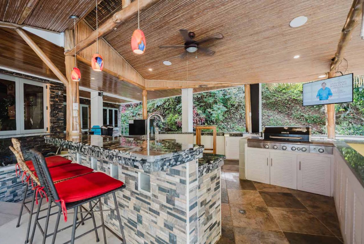 8 BEDROOM MULTI-FAMILY ESTATE IN QUEPOS
