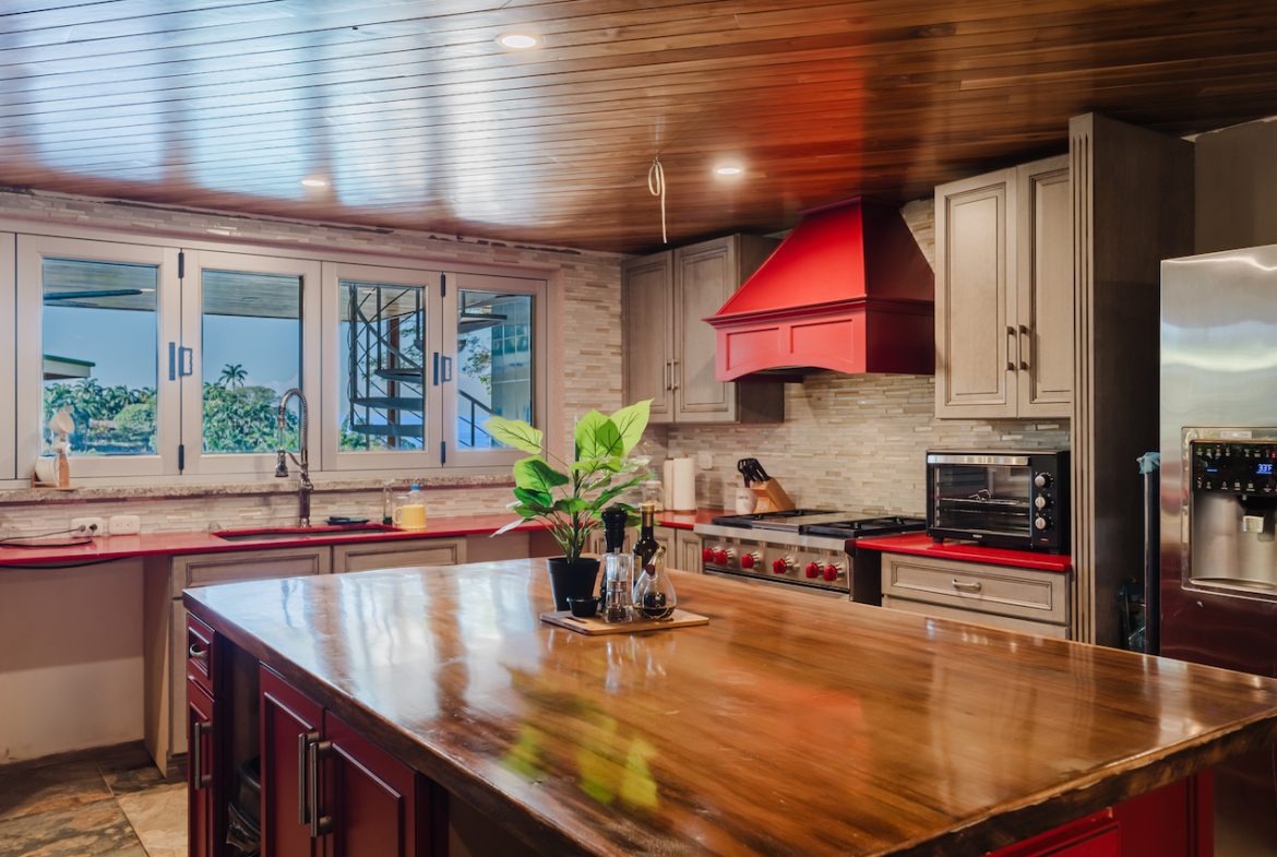 8 BEDROOM MULTI-FAMILY ESTATE IN QUEPOS