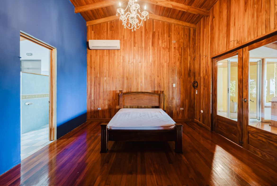 8 BEDROOM MULTI-FAMILY ESTATE IN QUEPOS