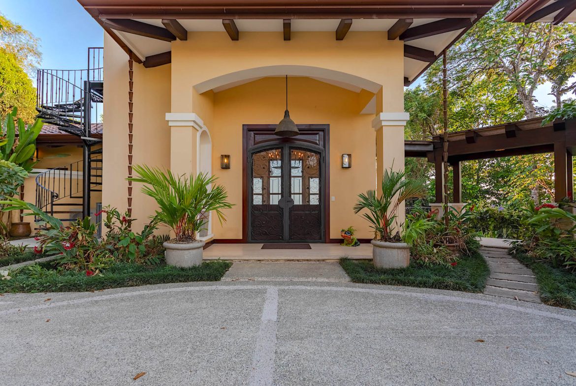 NIDO ESCONDIDO – EPIC OCEAN VIEW LUXURY ESTATE HOME, TWO GUEST VILLAS, AND POOL