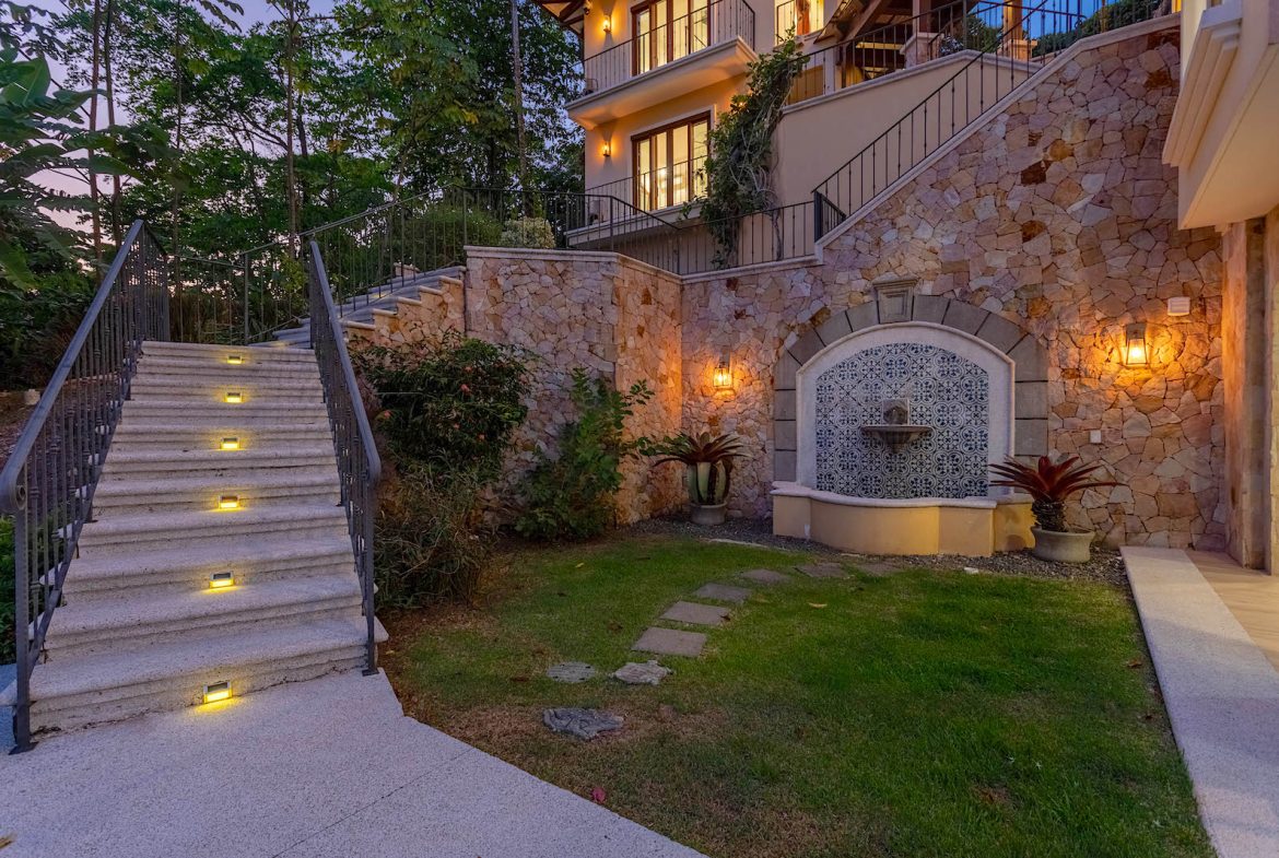 NIDO ESCONDIDO – EPIC OCEAN VIEW LUXURY ESTATE HOME, TWO GUEST VILLAS, AND POOL