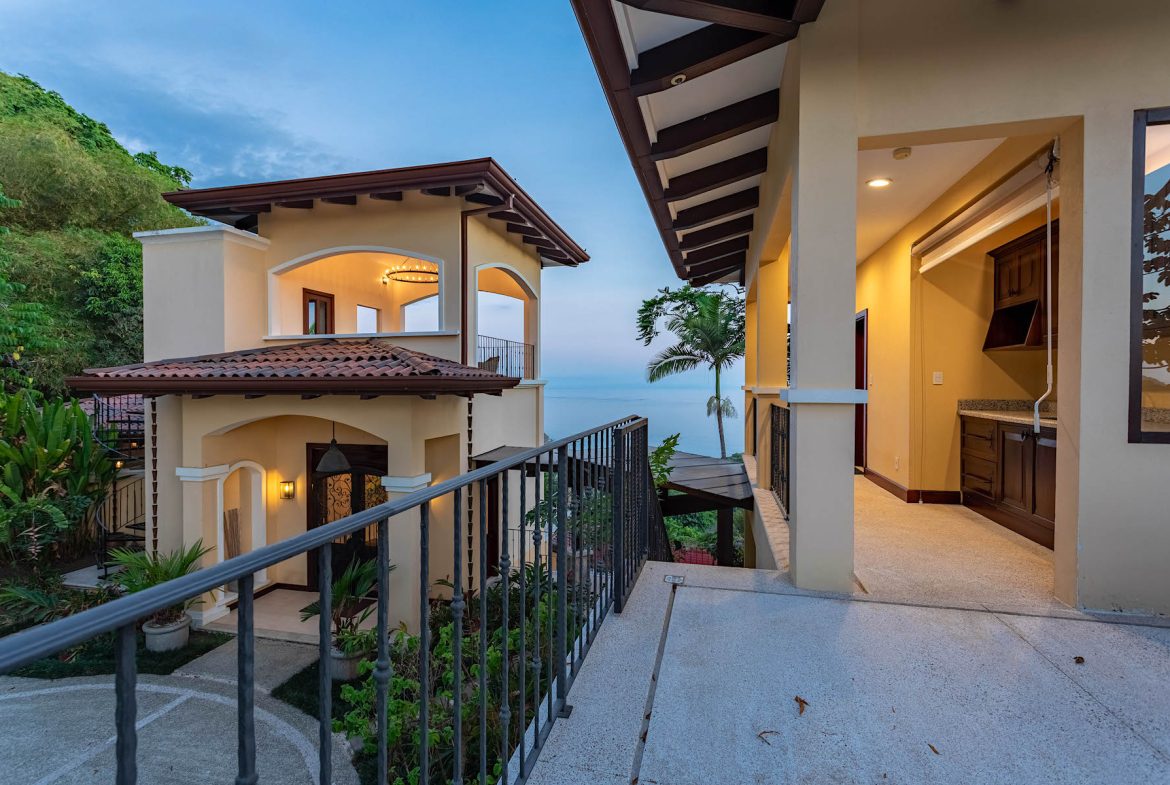 NIDO ESCONDIDO – EPIC OCEAN VIEW LUXURY ESTATE HOME, TWO GUEST VILLAS, AND POOL