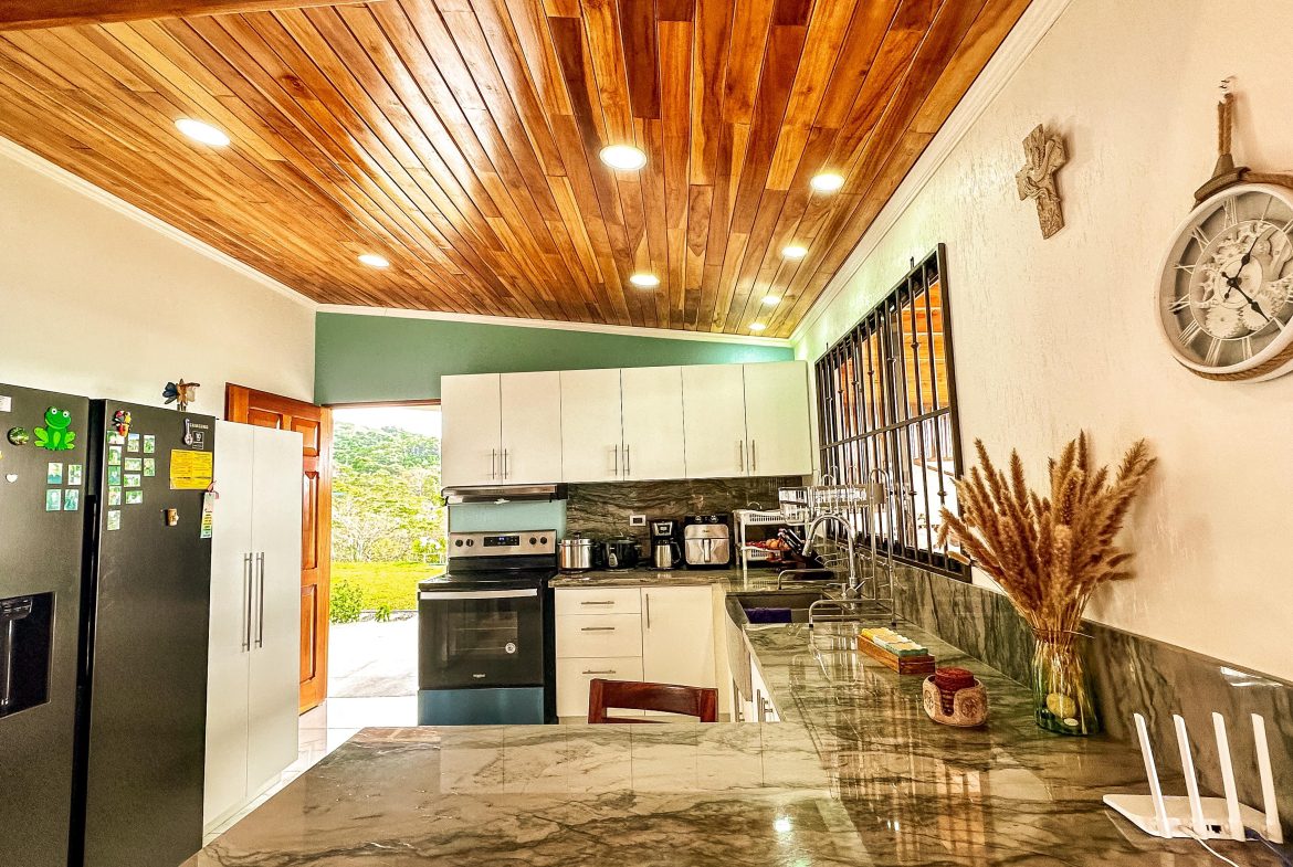 MOUNTAIN RETREAT WITH 360° VIEWS, FRUIT TREES & MODERN 2-BEDROOM HOME  IN SANTA CRUZ DE PEREZ ZELEDON – 2.1 ACRES, Uvita, Costa Rica — photo 6