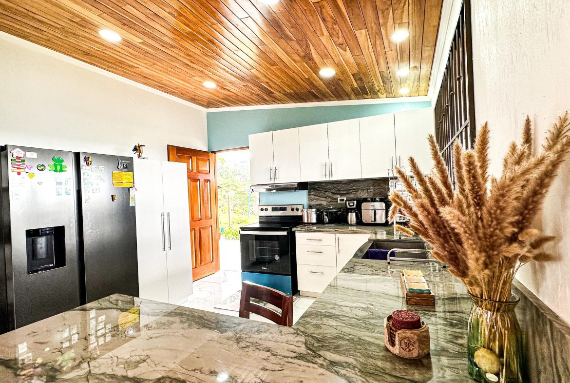 MOUNTAIN RETREAT WITH 360° VIEWS, FRUIT TREES & MODERN 2-BEDROOM HOME  IN SANTA CRUZ DE PEREZ ZELEDON – 2.1 ACRES, Uvita, Costa Rica — photo 8