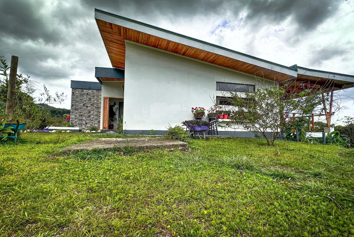 MOUNTAIN RETREAT WITH 360° VIEWS, FRUIT TREES & MODERN 2-BEDROOM HOME  IN SANTA CRUZ DE PEREZ ZELEDON – 1.25 ACRES