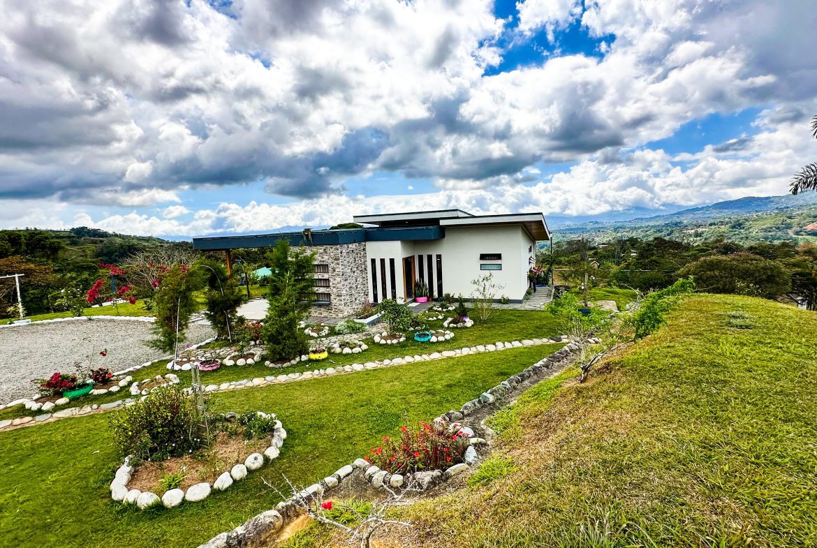 MOUNTAIN RETREAT WITH 360° VIEWS, FRUIT TREES & MODERN 2-BEDROOM HOME  IN SANTA CRUZ DE PEREZ ZELEDON – 1.25 ACRES