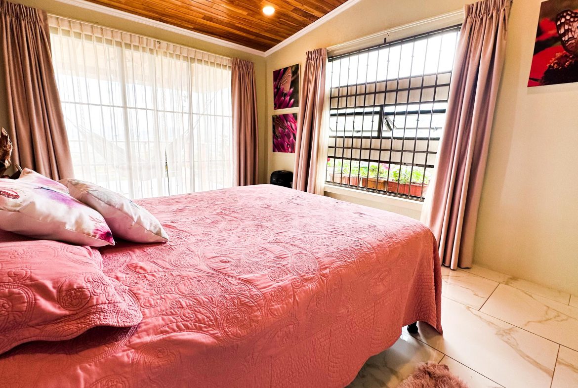 MOUNTAIN RETREAT WITH 360° VIEWS, FRUIT TREES & MODERN 2-BEDROOM HOME  IN SANTA CRUZ DE PEREZ ZELEDON – 1.25 ACRES